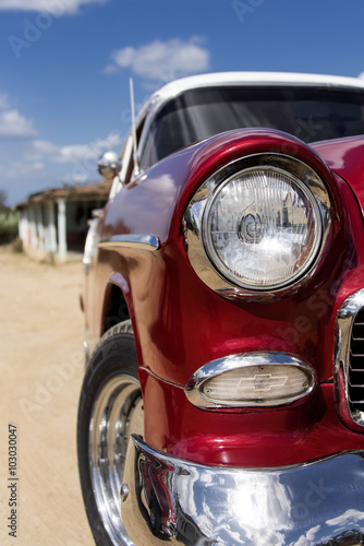 Kuba, Trinidad: Frontansicht eines roten US-Amerikanischen Oldtimers mit silbernem Chrom, Grill, Spiegel, Frontleuchte, Stroßstange, Blicker - Detail 