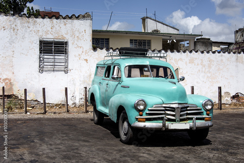 Kuba, Santa Clara: Ein schöner US-amerikanischer Oldtimer parkt im Zentrum der kubanischen Stadt © Rolf G. Wackenberg