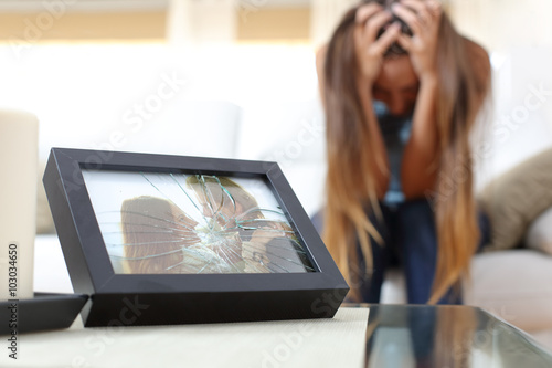 Cuadro en lienzo Sad wife or girlfriend after a breakup