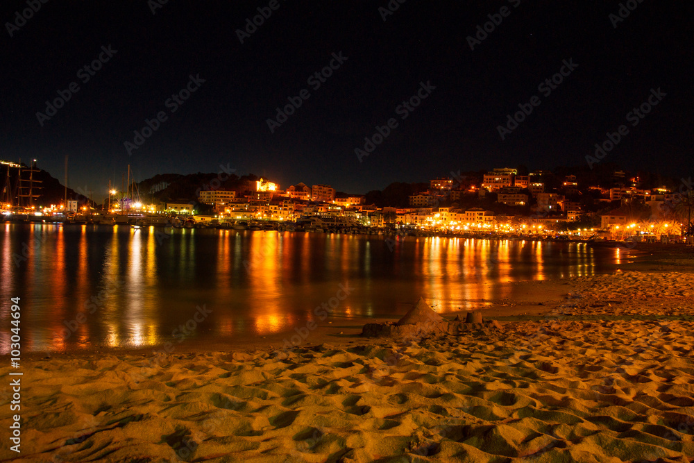 Fototapeta premium Nocą na plaży w Port de Sóller