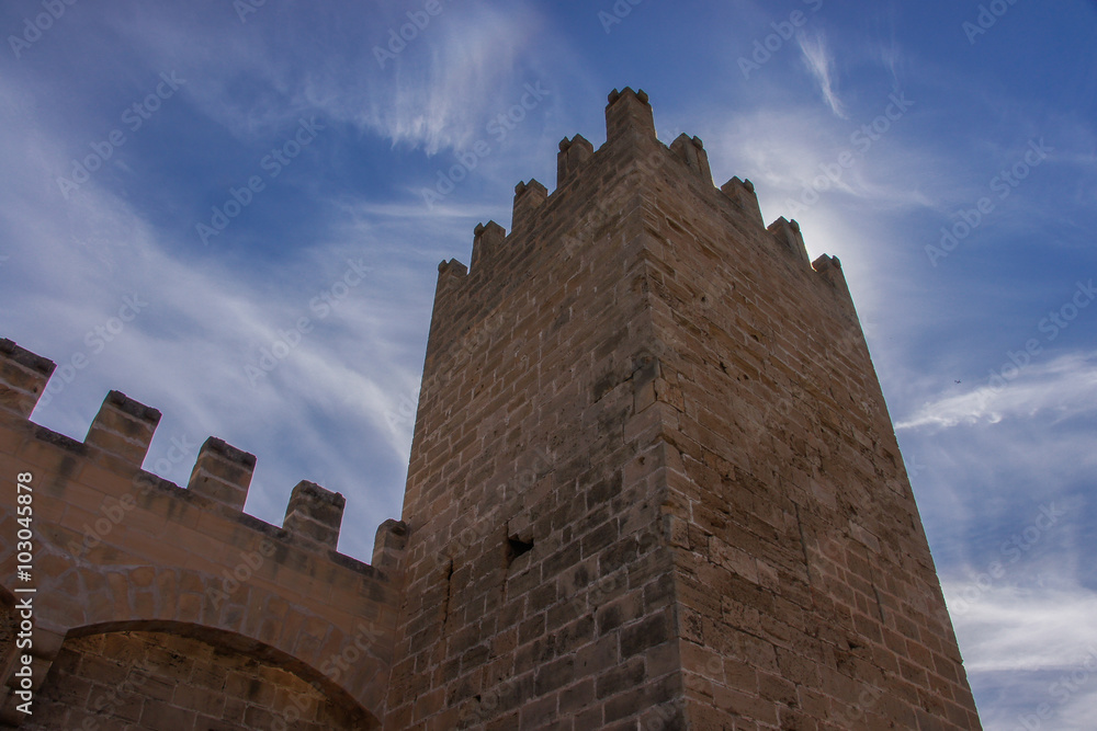 Turm am historischen Stadtor von Alcúdia