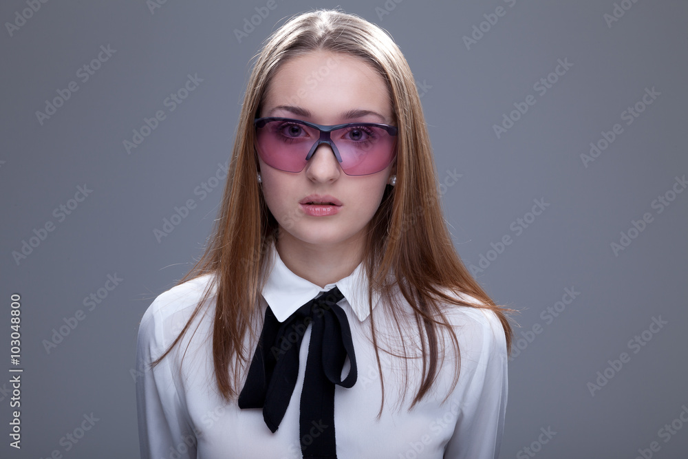 Frau Gesicht trägt Laserschutzbrille Porträt Frau Gesicht trägt Laserschutzbrille Porträt