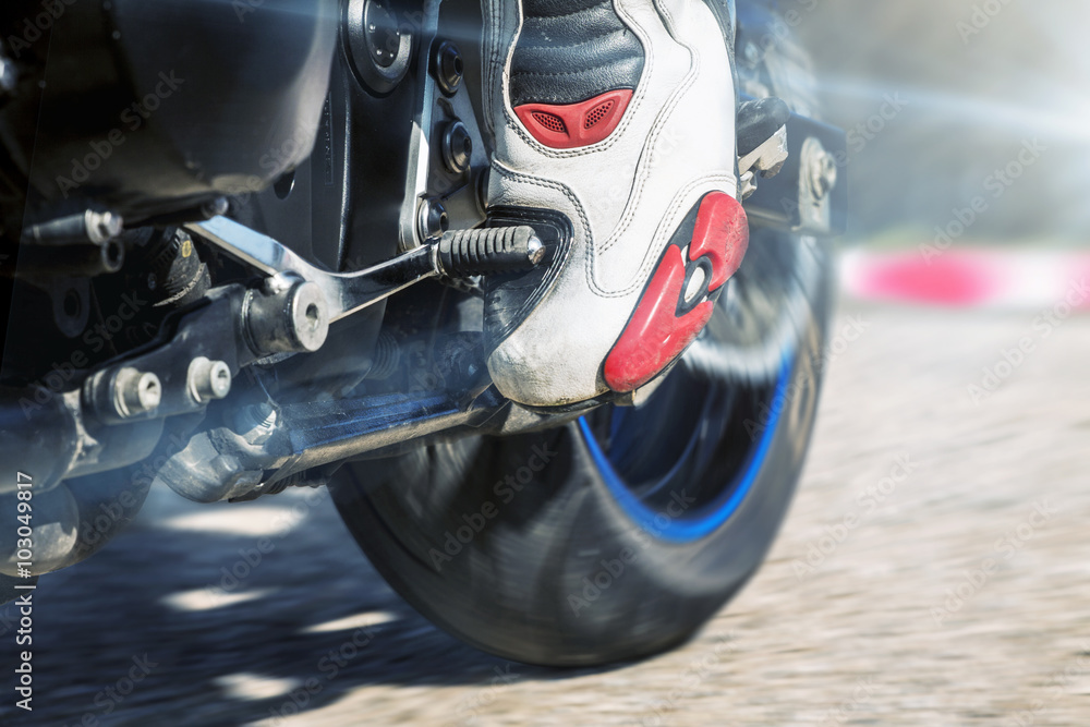 Obraz premium Bikers left shoe on a race track