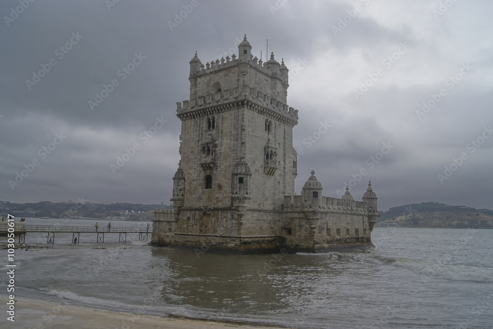 Wahrzeichen Torre de Belém in Lissabon am Ufer des Flusses Tejo Wahrzeichen Torre de Belém in Lissabon am Ufer des Flusses Tejo