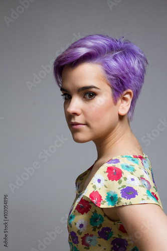 Profile of a violet-short-haired woman indoors, looking at camer © pablocroatto