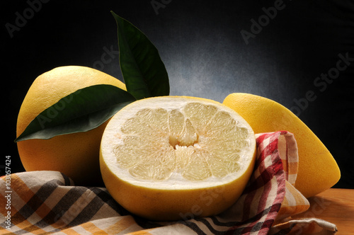 Citrus maxima بوميلو Φράπα 포멜로 柚子 ブンタン Pomarańcza olbrzymia ส้มโอ Помело фрукт Pompelmoes Pomelo Pampelmuse Pamplemusa Cimboa  Pummelo Pamplemoussier פומלו Pampaleone photo