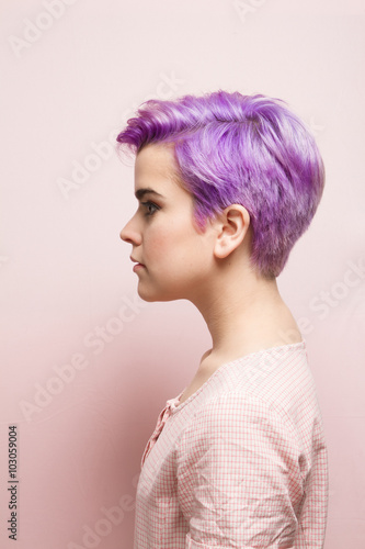 Left profile of a violet-short-haired woman in pink pastel.