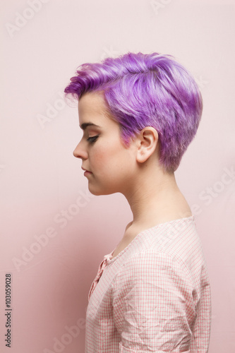 Left profile of a violet-short-haired woman in pink pastel.