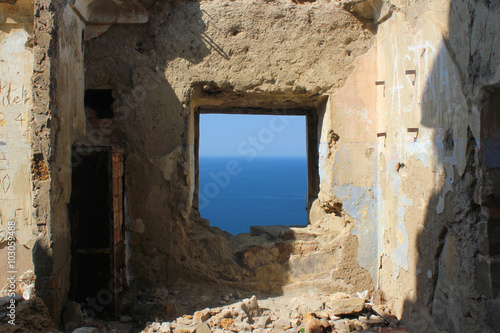 Canvas Print Embrasure window in the wall of old fortress