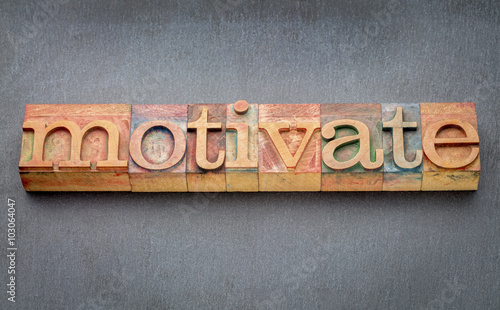 Εκτύπωση καμβά motivate word in letterpress wood type