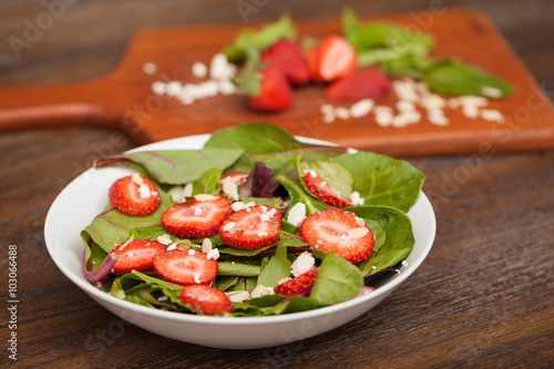 Healthy salad with spinach and strawberries