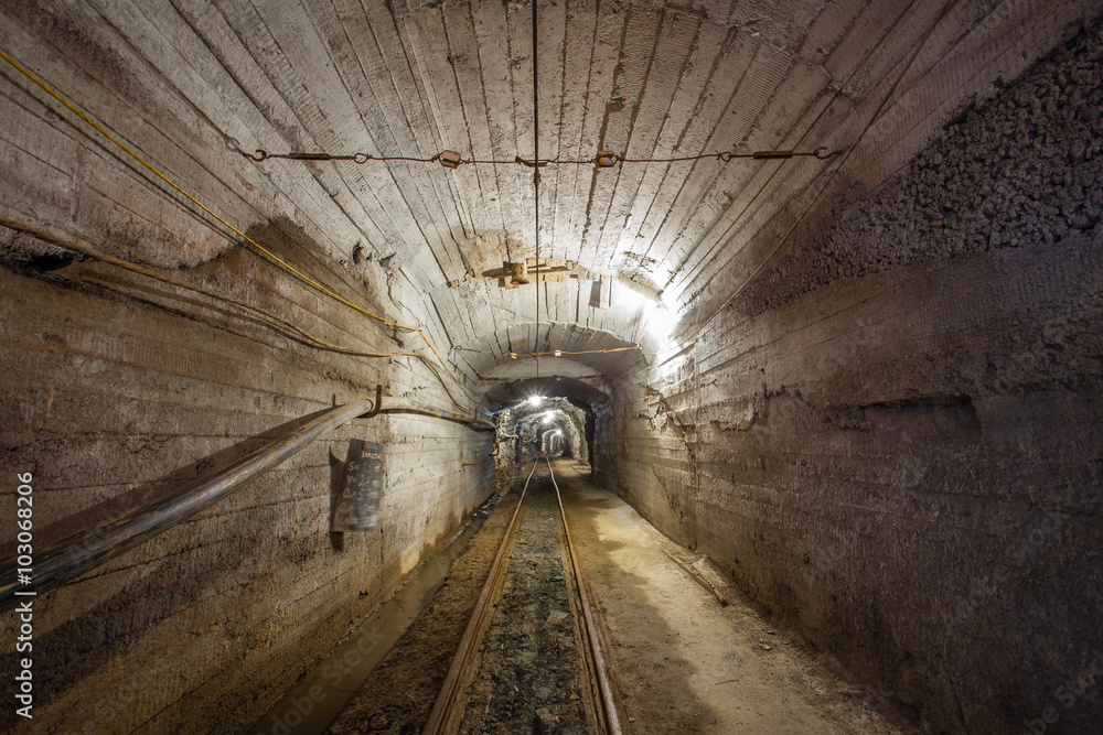 Fototapeta Podziemny tunel rudy złota z szynami Berezowski kopalnia Ural