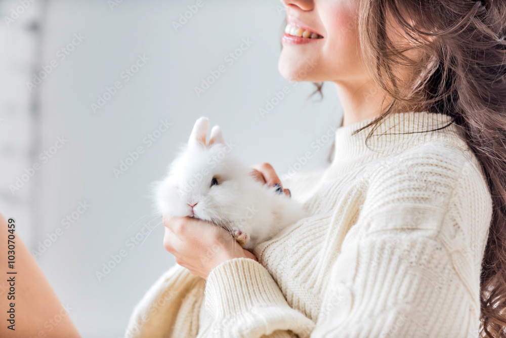 Fototapeta premium kobiety z królikiem