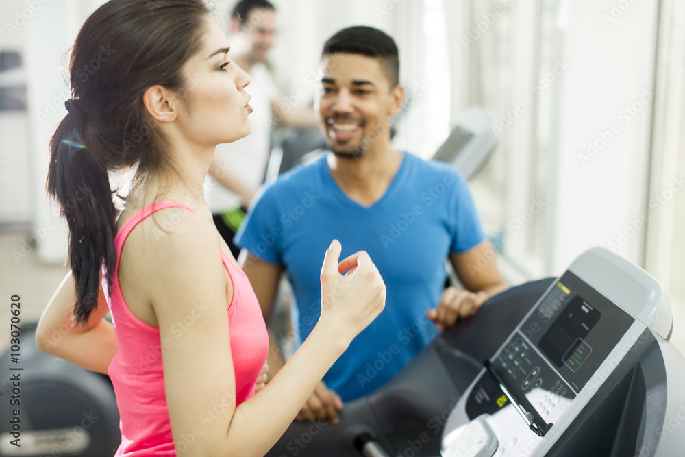 Obraz premium Young people training in the gym