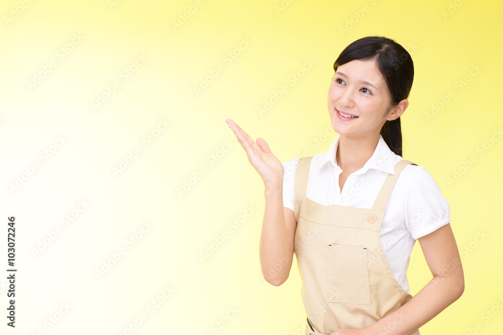 案内する笑顔の主婦 案内する笑顔の主婦