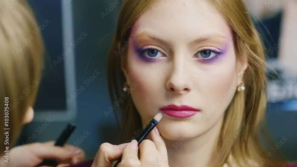 Models to apply makeup in the beauty salon Models to apply makeup in the beauty salon
