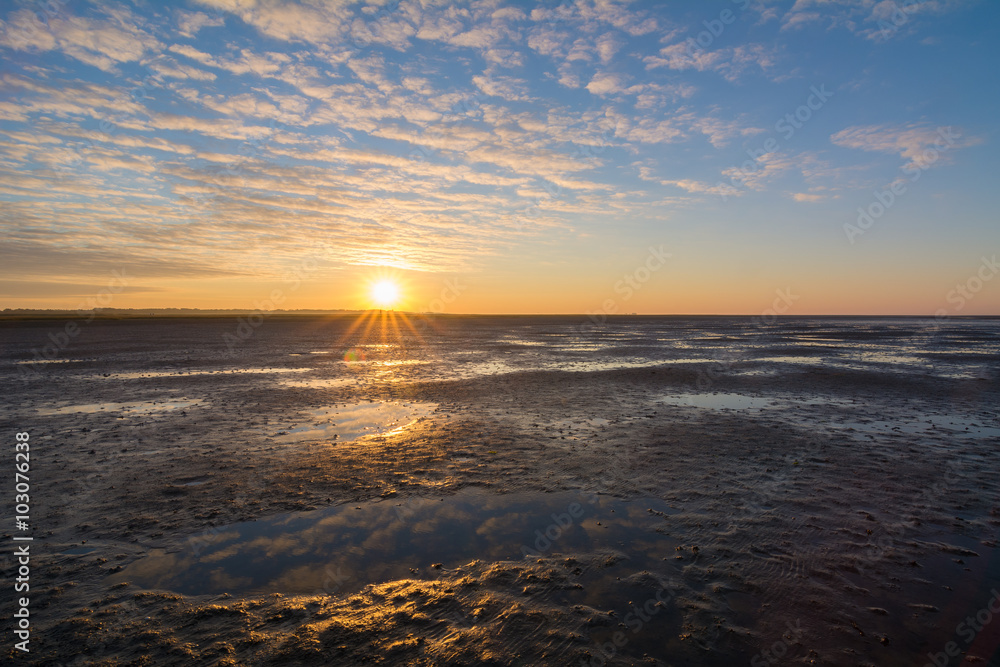 Sonnenaufgang am Wattenmeer in St Peter Ording Böhl, Nordsee in Deutschland