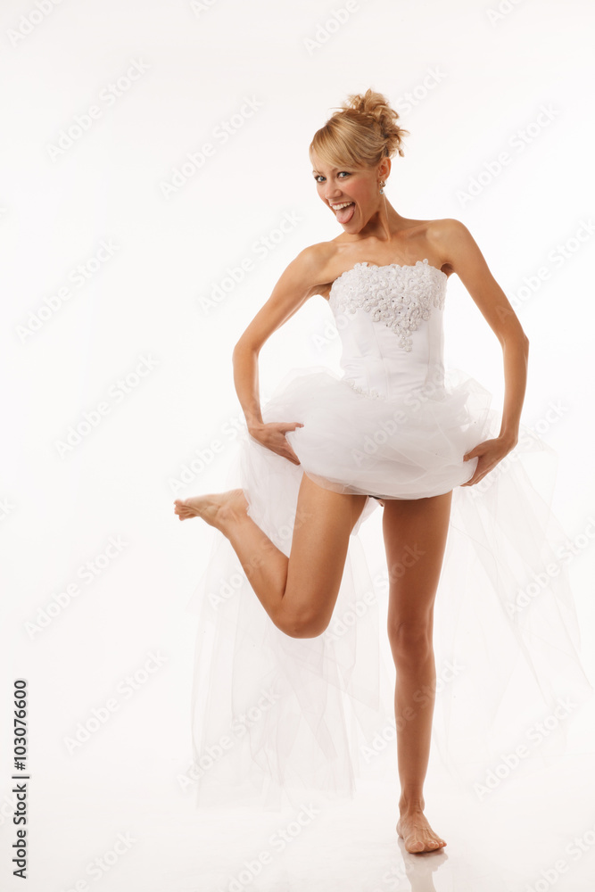 Naklejka premium Cheerful barefoot bride is jumping