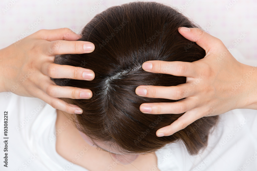 Fototapeta premium 若い女性の頭皮