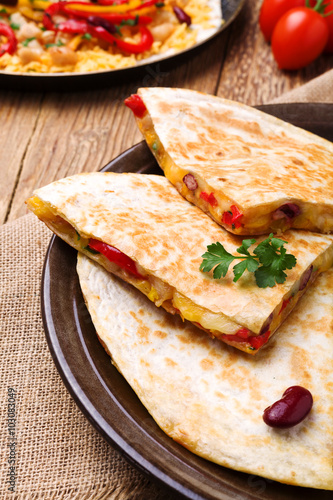 Quesadilla with chicken, served with guacamole or salsa sauce.