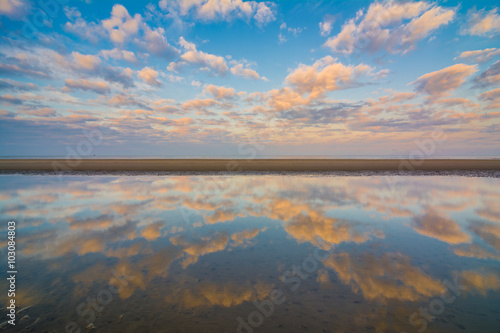 Sonnenaufgang am Strand von St Peter Ording Br  sum  Nordsee in Deutschland