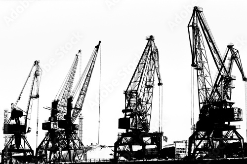 Грузовые судна-подъемные краны на реке в морском порту (черно-белая фотография) 
