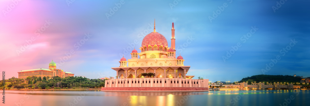 Fototapeta premium Sunset over Putrajaya Mosque, Kuala Lumpur