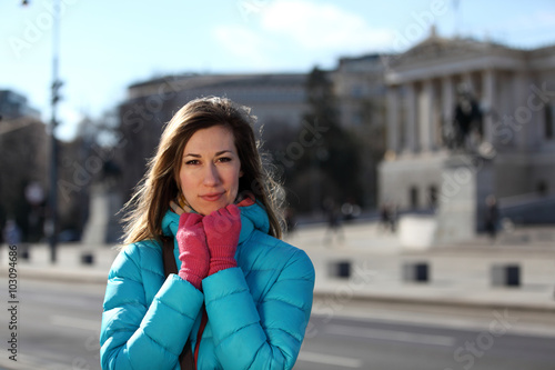 Canvas Print Beautiful female tourist in front of Austrian parliament in Vienna