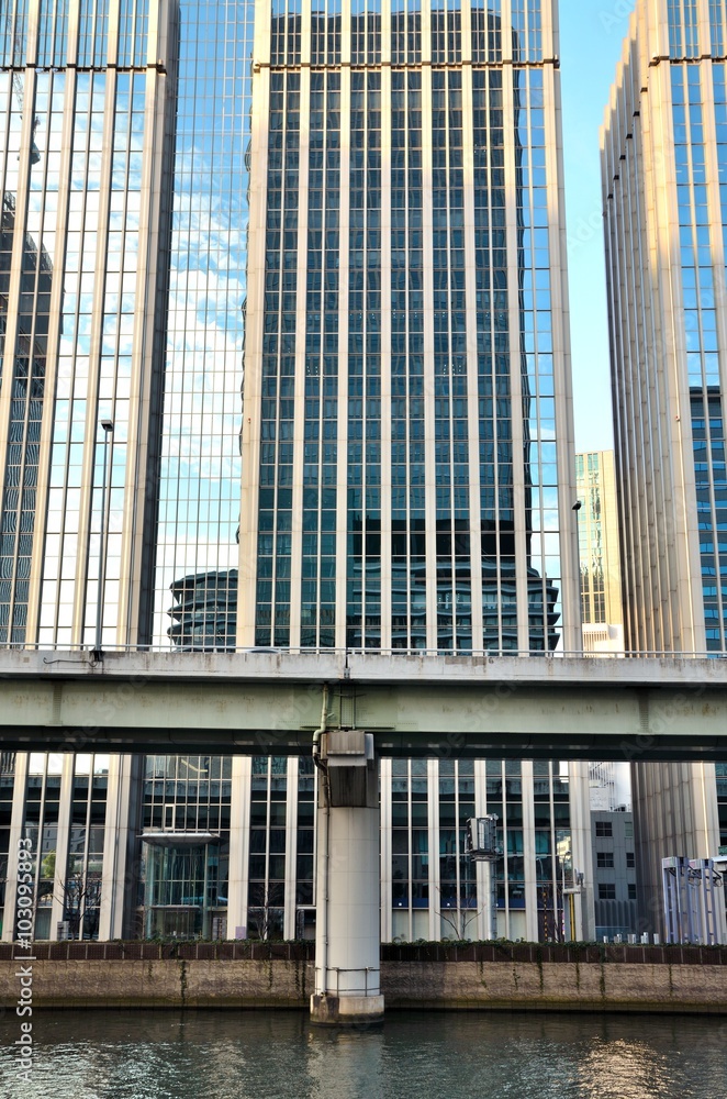 Fototapeta premium 大阪 堂島川沿いのビル