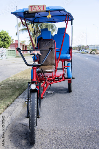 Kuba, Cienfuegos: Strassenszene mit abstelltem Fahrrad Taxi Bici-Taxi im Zentrum der kubanischen Kleinstadt  photo