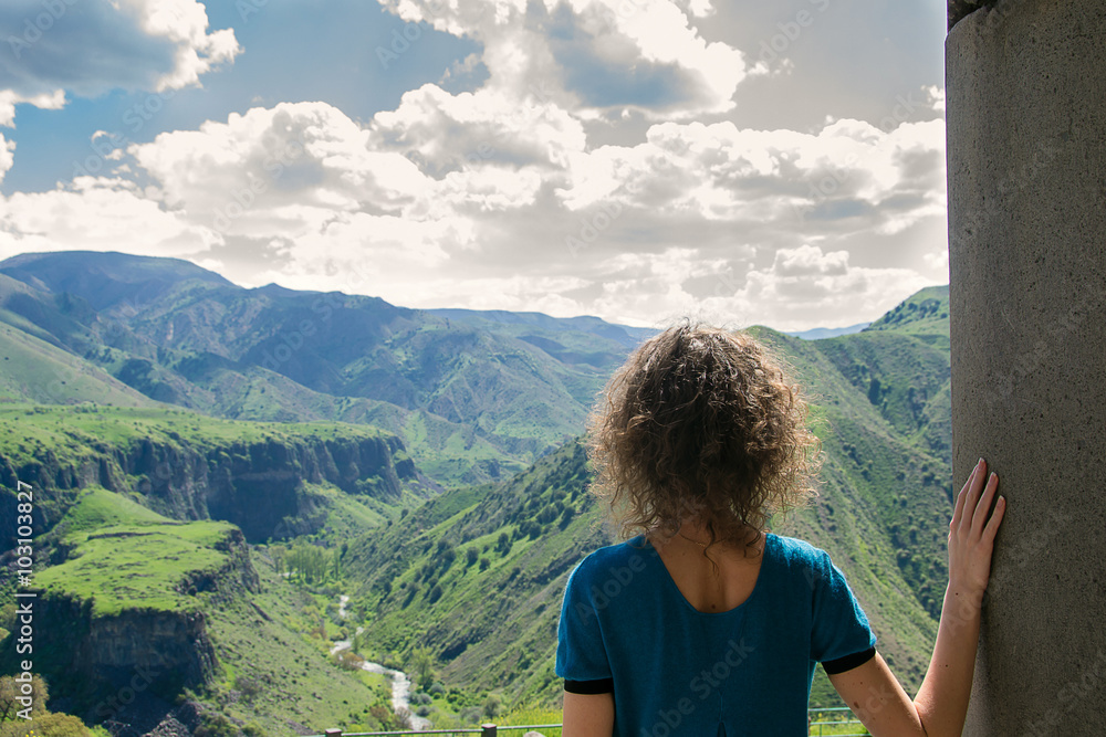 Naklejka premium Young woman looking at amazing view