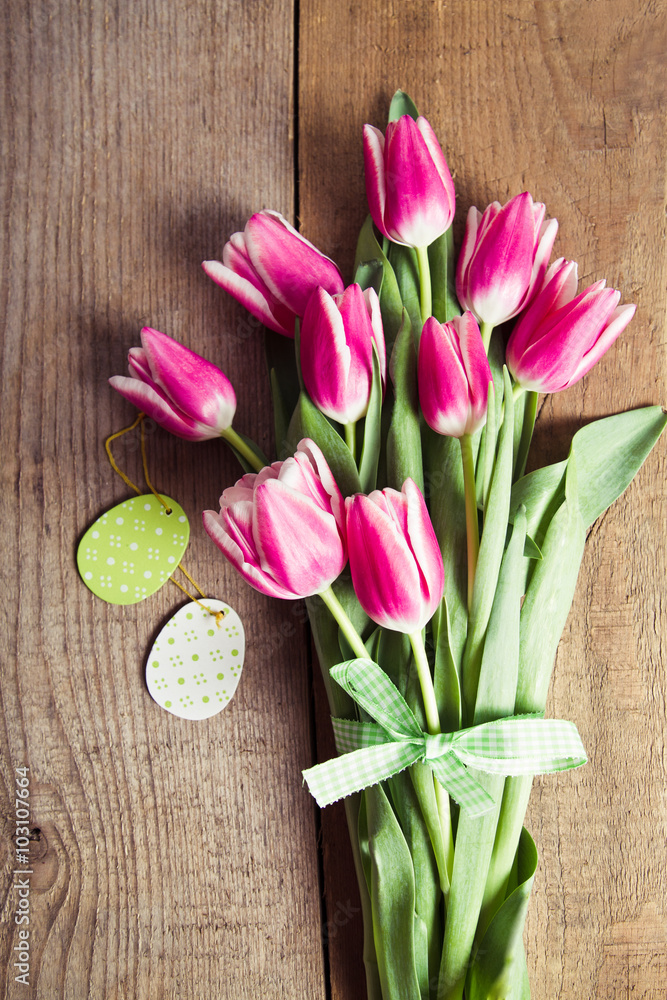 tulipani e decorazioni sul tavolo