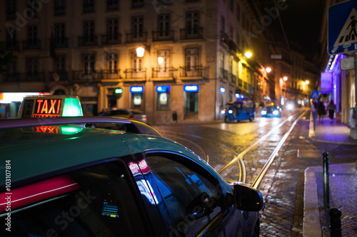 Fotografie, Obraz taxi de nuit à Lisbonne