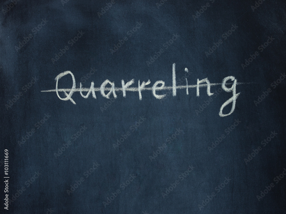 Obraz premium crossed out the word Quarreling on black chalkboard