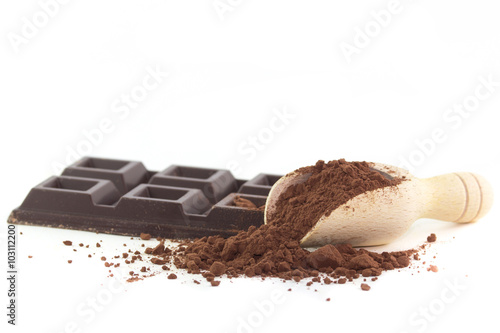 Tavoletta di cioccolato fondente e cacao in polvere photo