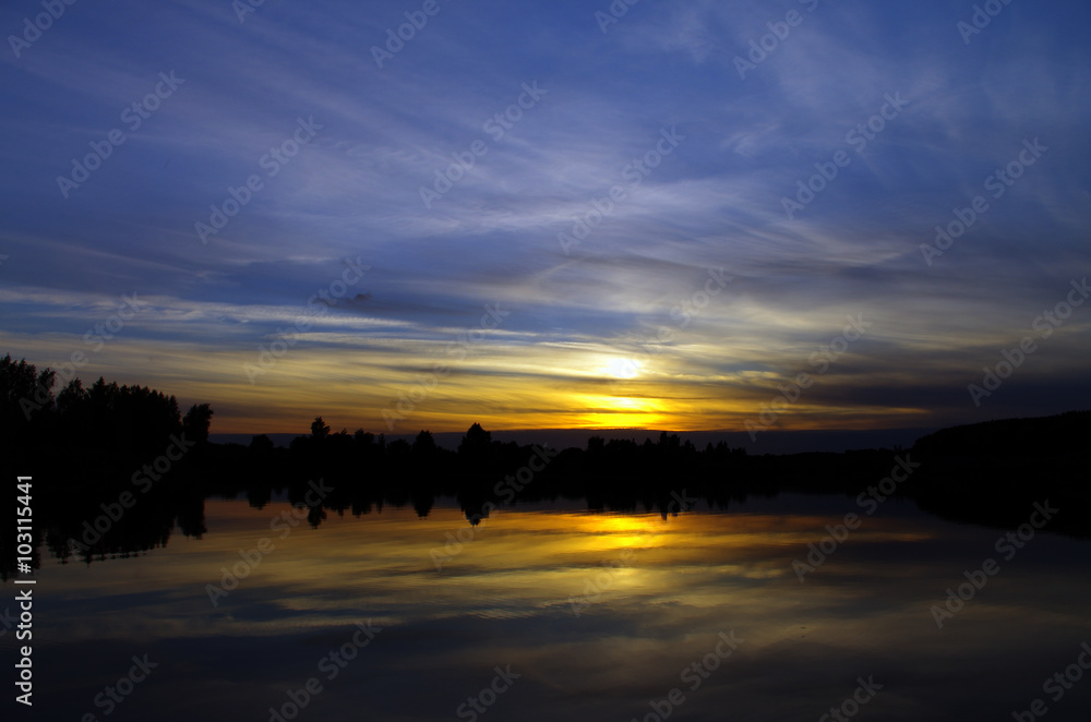 Obraz premium Dramatic evening sky over lake, tranquil nature scene