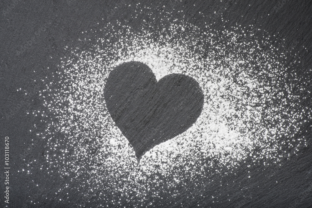 forma di cuore su pietra di ardesia con zucchero a velo