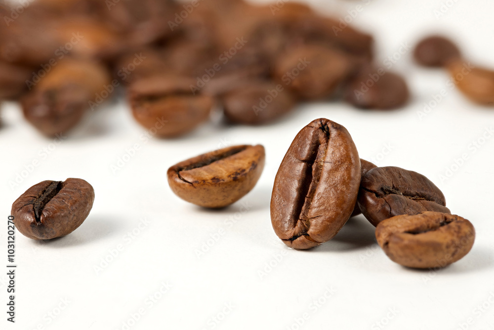 Obraz premium roasted coffee beans on a white background, selective focus.