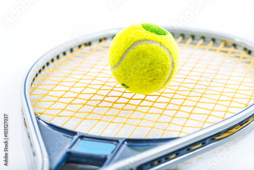 balle de tennis avec raquette
