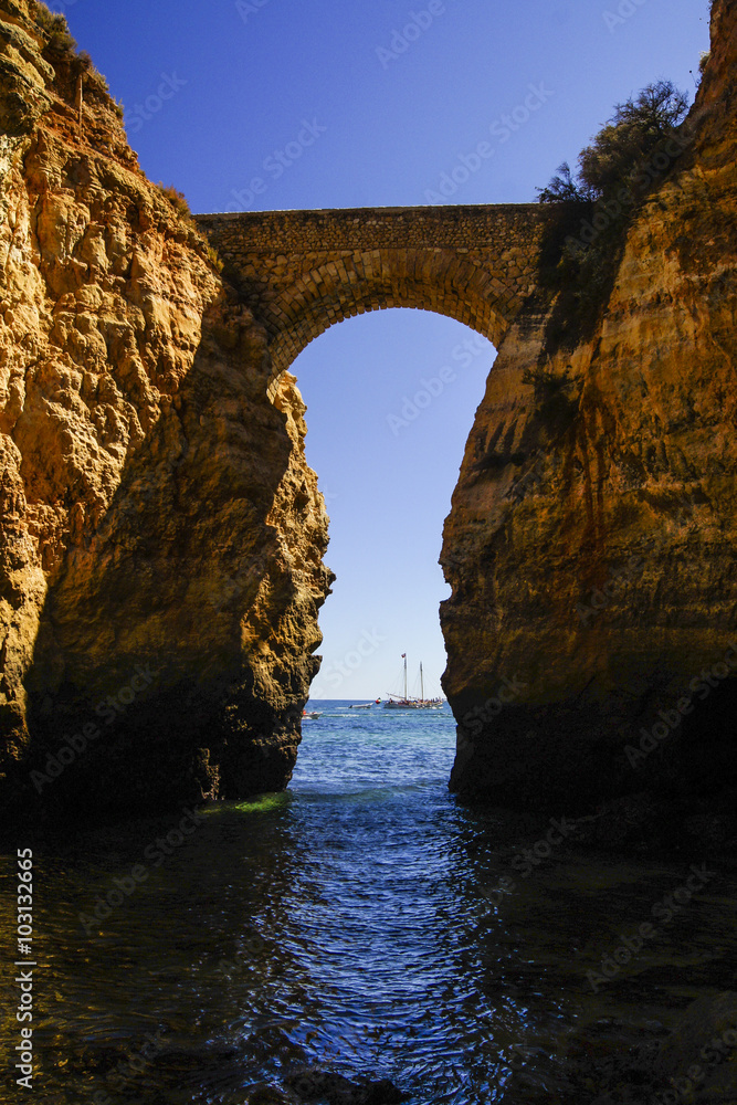 Alte Steinbrücke zwischen den Algarve-Klippen bei Lagos in Portugal