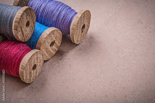 Bilde på lerret Wooden spools of sewing threads on vintage background