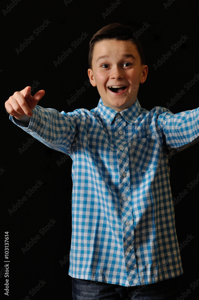 Szczęśliwy chłopiec w kraciastej błękitnej koszuli  - obrazy, fototapety, plakaty 