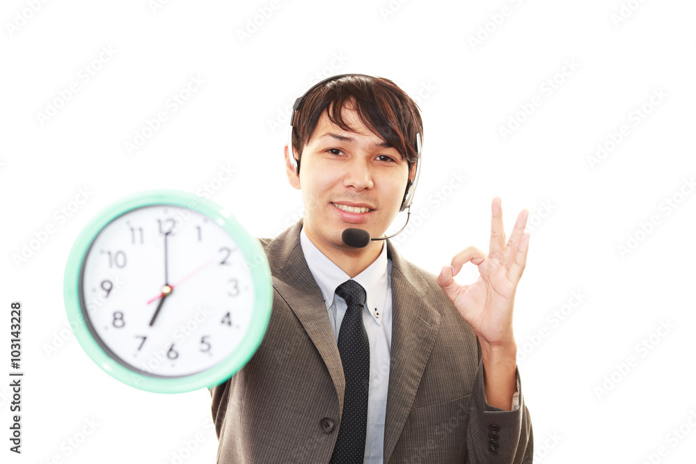 時計を持つ笑顔のオペレーター