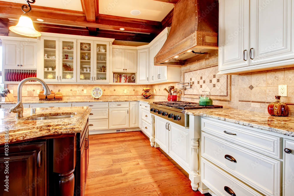 Fototapeta premium Great kitchen with hardwood floor and nice counter tops.
