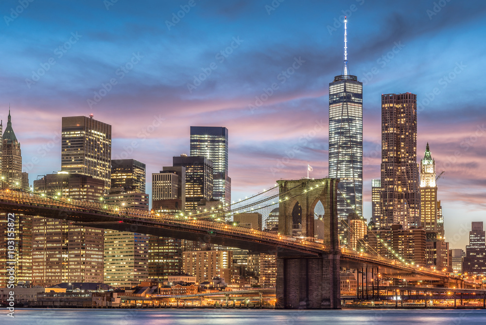 Naklejka premium Brooklyn Bridge z zachodem słońca, Nowy Jork, USA