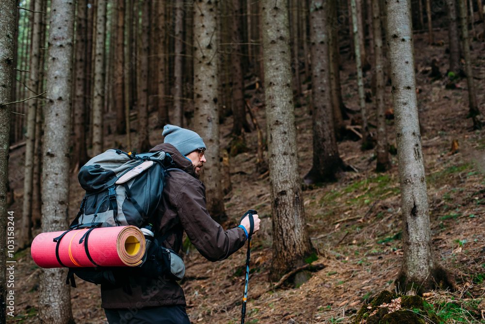 Naklejka premium caucasian male hiking in mountains