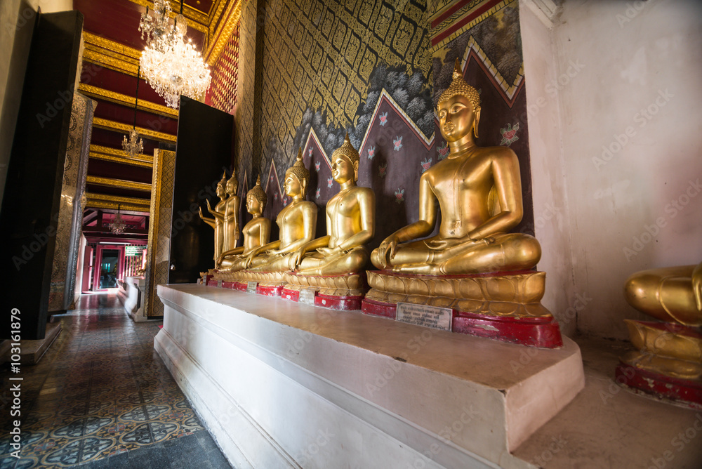 Fototapeta premium Golden Buddha statue