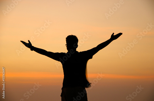 Man on the sea background silhouette: Celebrating win – Stock