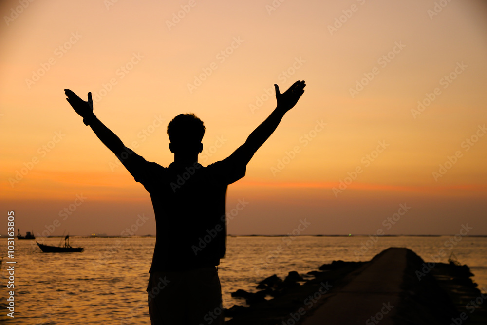 Man on the sea background silhouette: Celebrating win – Stock