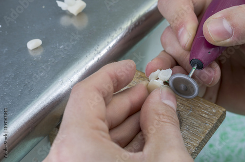 Technician with tooth made in lithium disilicate with diamond di photo